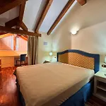 Waters Edge 메이나