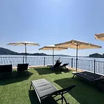 Waters Edge 메이나