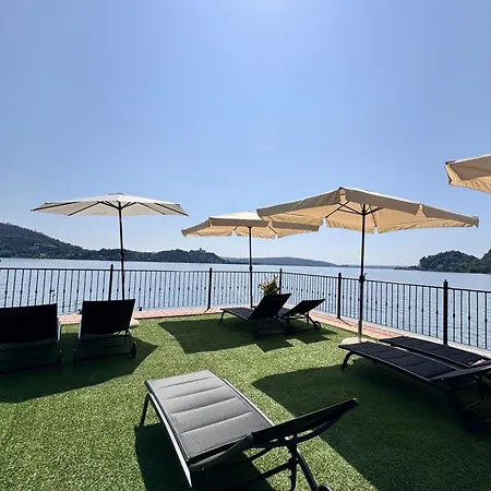 Waters Edge مييْنا